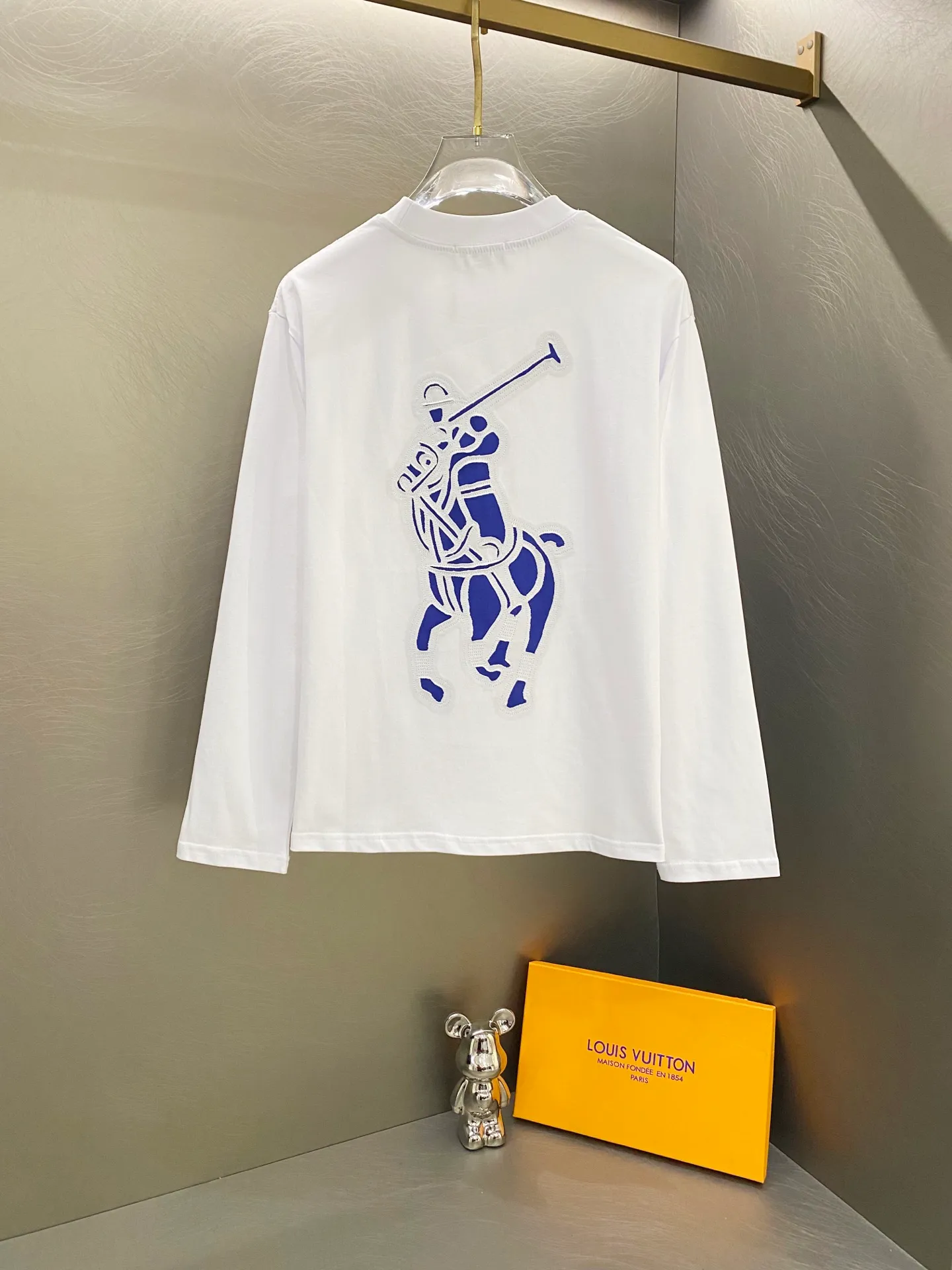 P230 Ralph Lauren new model is on the market 25ss 350G heavy washed frayed high-end embroidered long sleeves with small logo on the front and cut patch embroidery on the back for couples. A high-end simple style that you will never get tired of. Pocket patch embroidery simple style, high-end temperament wear, perfect detail processing 💯 The classic logo logo on the upper body is super good-looking. Fabric: 300g Version: Loose T-shirt Color: Black White